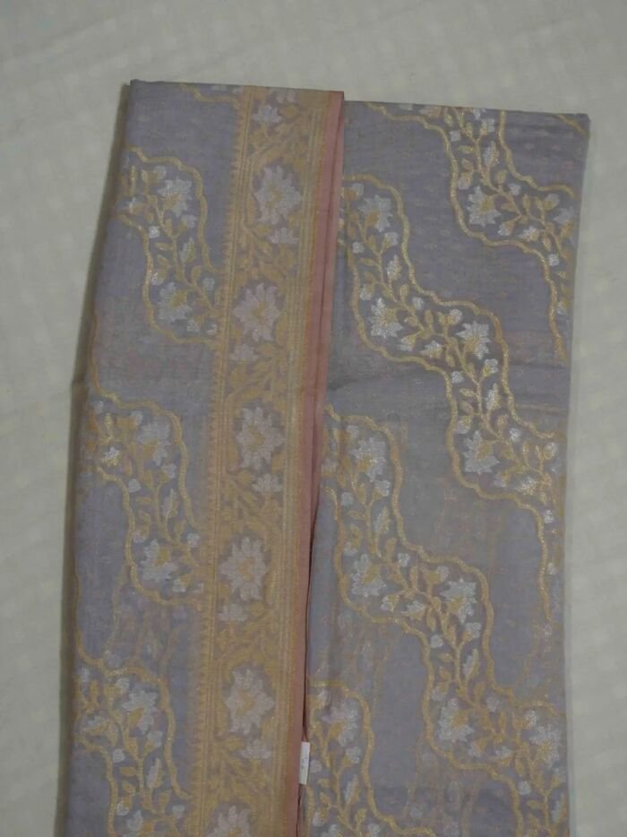 KashiFab Silver Grey Banarasi Silk Saree 2 KashiFab Silver Grey Banarasi Silk Saree online - authentic Varanasi Banarasi silk saree - detail view 2